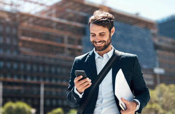 Homem feliz analisando gráficos dentro da Fort Broker
